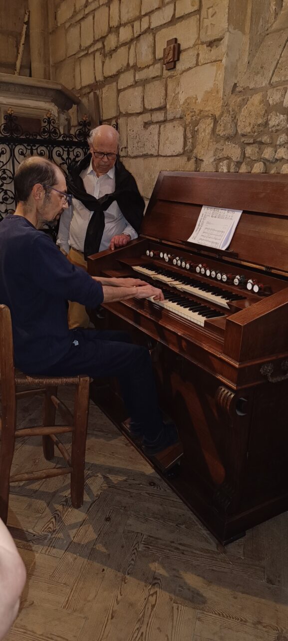 Cyril Meyney s'occupe de l'entretien de l'église et joue de l'harmonium
