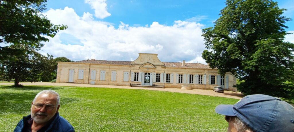 Mr. Lafon, propriétaire du domaine de Sybirol, devant la façade