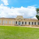Mr. Lafon, propriétaire du domaine de Sybirol, devant la façade