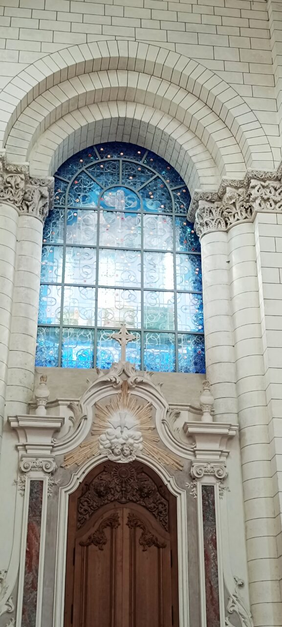 grand vitrail de la cathédrale St Pierre